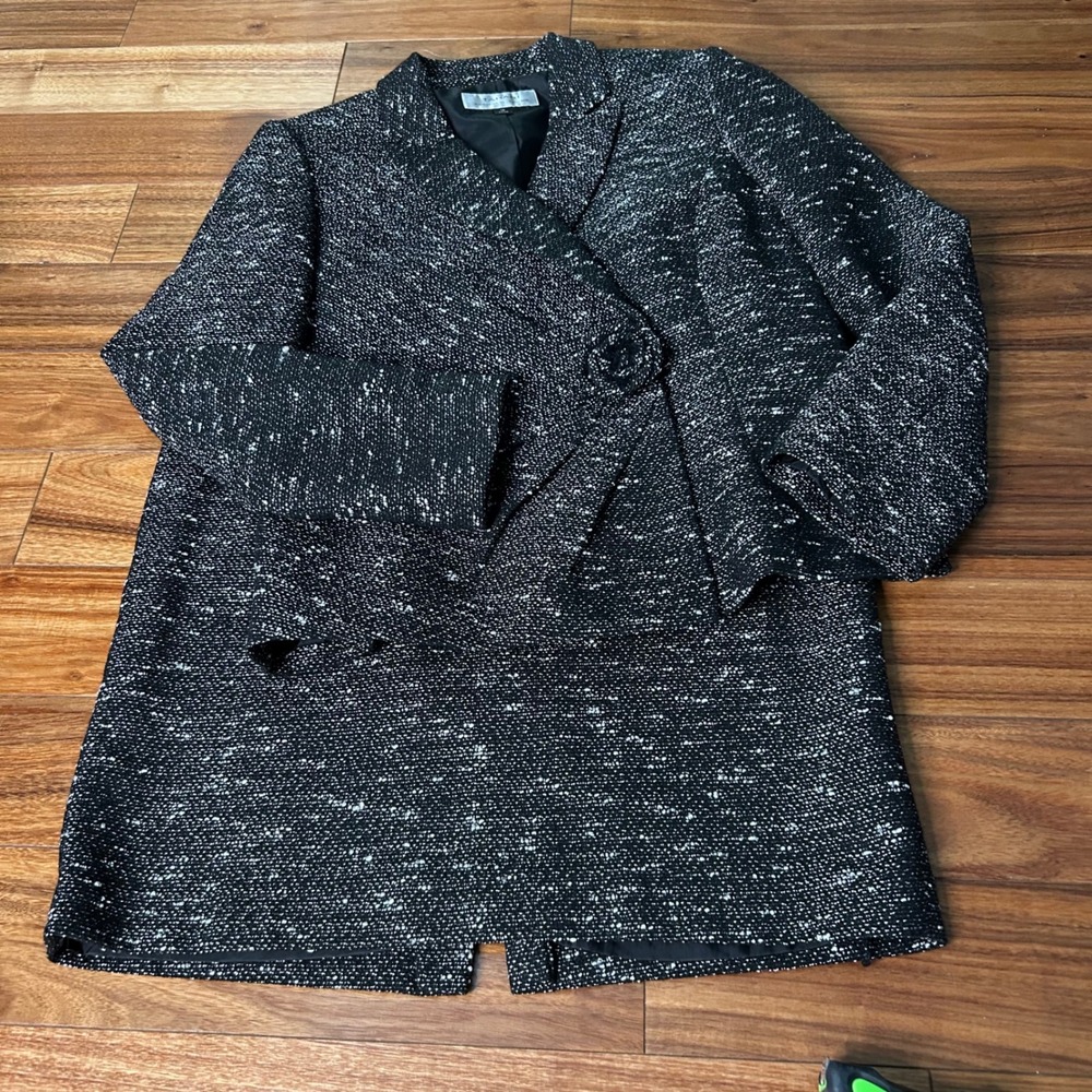 Tahari Womens Black White Tweed Boucle Skirt Suit Set Size 10 Rose Button Blazer
